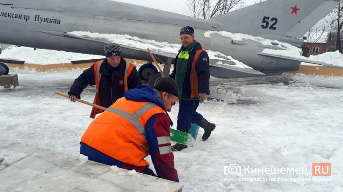 Бригада УГХ в усиленном составе занималась очисткой от снега центрального парка Кинешмы фото 7