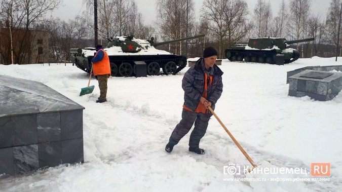 Бригада УГХ в усиленном составе занималась очисткой от снега центрального парка Кинешмы фото 6