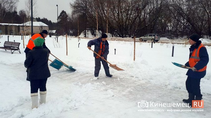 Бригада УГХ в усиленном составе занималась очисткой от снега центрального парка Кинешмы фото 8