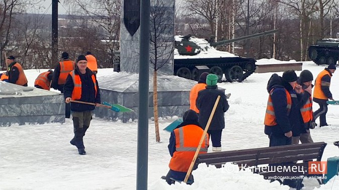 Бригада УГХ в усиленном составе занималась очисткой от снега центрального парка Кинешмы фото 2