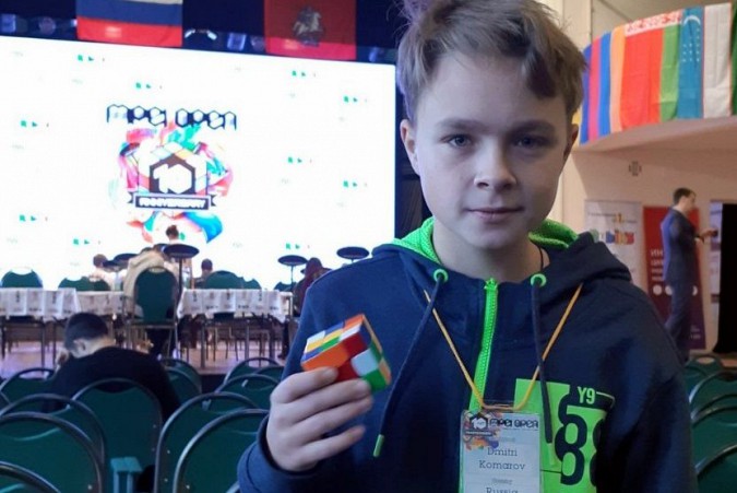 Ученик лицея им.Д.А.Фурманова Дима Комаров увлечен скоростной сборкой кубика Рубика фото 3