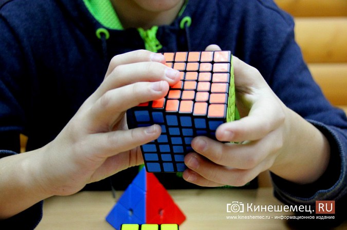 Ученик лицея им.Д.А.Фурманова Дима Комаров увлечен скоростной сборкой кубика Рубика фото 11