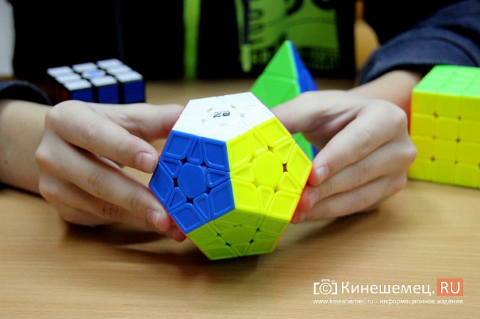 Ученик лицея им.Д.А.Фурманова Дима Комаров увлечен скоростной сборкой кубика Рубика фото 9