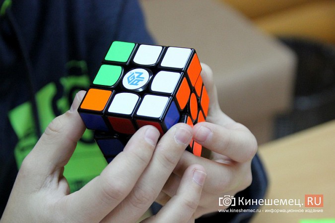 Ученик лицея им.Д.А.Фурманова Дима Комаров увлечен скоростной сборкой кубика Рубика фото 10