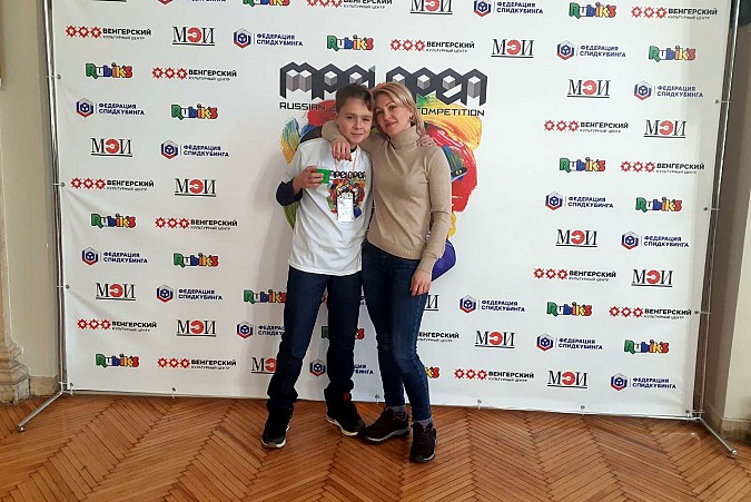 Ученик лицея им.Д.А.Фурманова Дима Комаров увлечен скоростной сборкой кубика Рубика фото 5