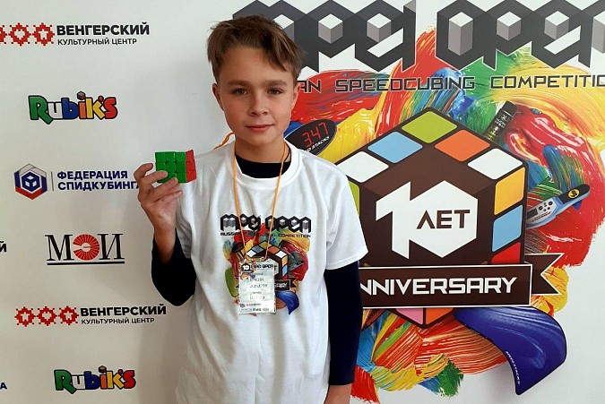 Ученик лицея им.Д.А.Фурманова Дима Комаров увлечен скоростной сборкой кубика Рубика фото 4