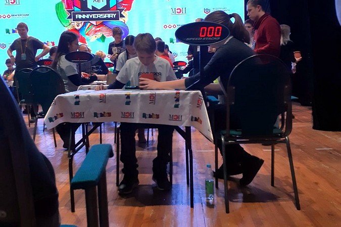 Ученик лицея им.Д.А.Фурманова Дима Комаров увлечен скоростной сборкой кубика Рубика фото 2