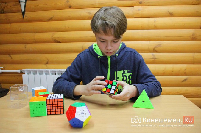 Ученик лицея им.Д.А.Фурманова Дима Комаров увлечен скоростной сборкой кубика Рубика фото 7