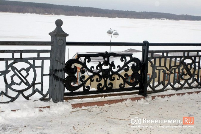 В Кинешме при спиле тополей на Волжском бульваре проломили ограждение с чайками фото 3