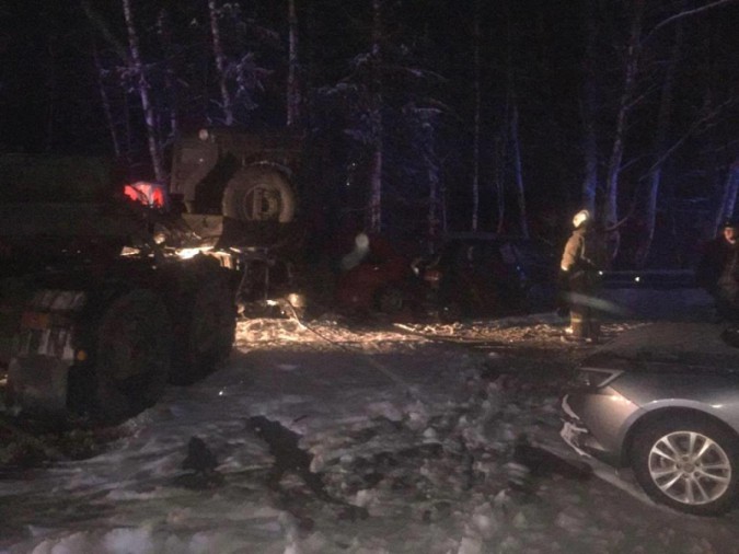 В Ивановской области в прицеп «КамАЗа» влетели три автомобиля: один человек погиб фото 4