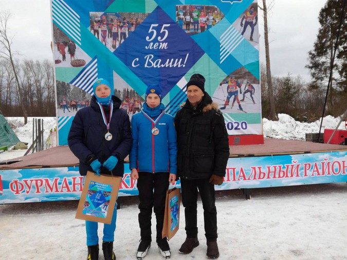Спортсмены ДЮСШ «Звездный» вышли на старт юбилейной «Фурмановской лыжни» фото 12