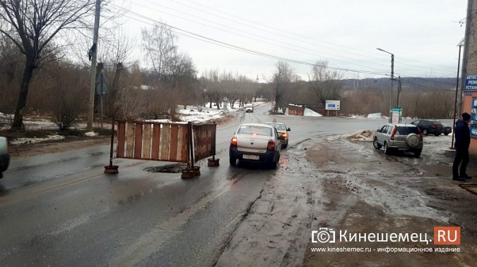 На дороге при подъезде к Кузнецкому мосту провалился люк на водопроводном колодце фото 3