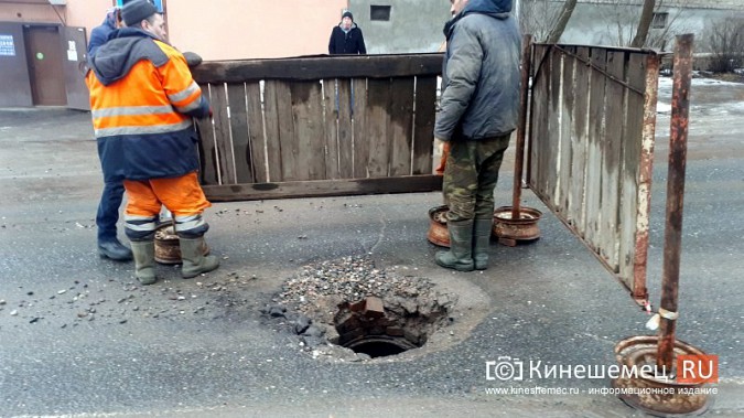 На дороге при подъезде к Кузнецкому мосту провалился люк на водопроводном колодце фото 2
