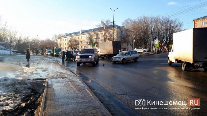 У центрального парка Кинешмы столкнулись «ВАЗ-2111» и «Рено Логан» фото 5