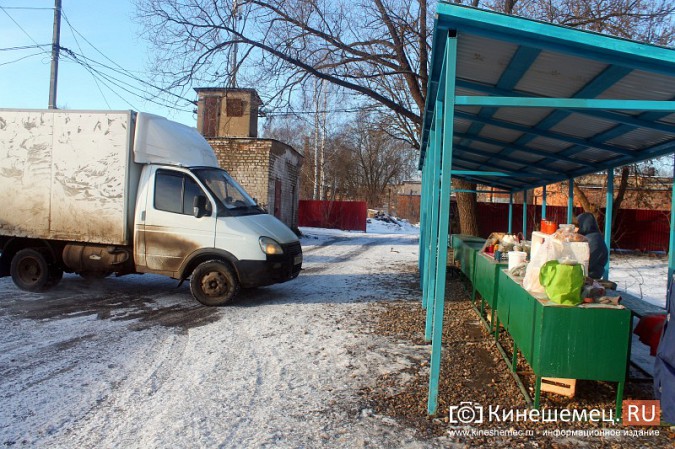 Жители просят отодвинуть от дороги микрорынок на «Чкаловском» фото 5