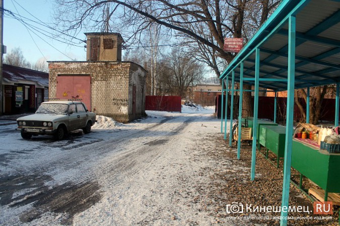 Жители просят отодвинуть от дороги микрорынок на «Чкаловском» фото 11