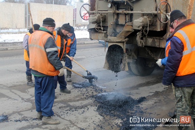 На улице Вичугской в Кинешме начали заливать ямы литым асфальтом фото 7