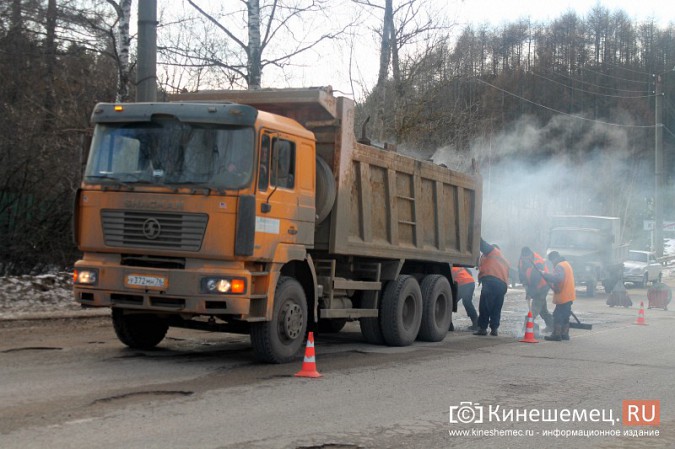 На улице Вичугской в Кинешме начали заливать ямы литым асфальтом фото 2