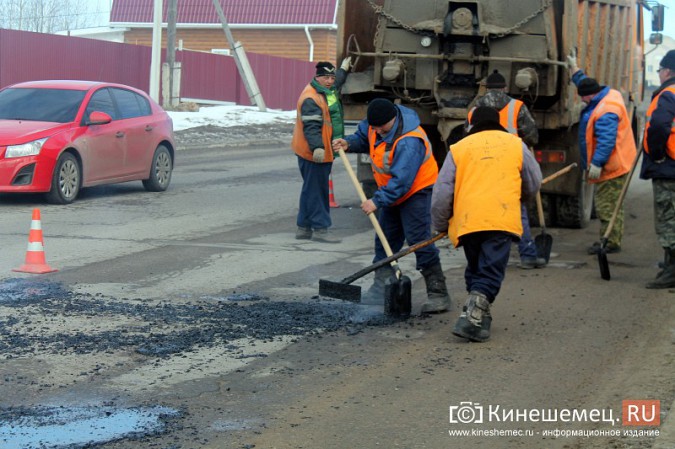 На улице Вичугской в Кинешме начали заливать ямы литым асфальтом фото 5