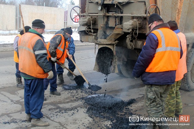 На улице Вичугской в Кинешме начали заливать ямы литым асфальтом фото 8