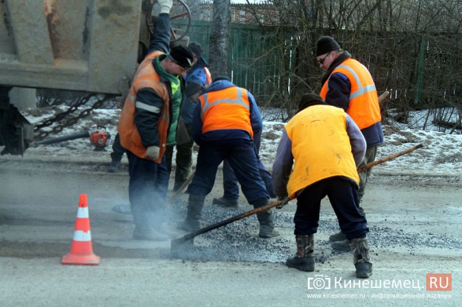На улице Вичугской в Кинешме начали заливать ямы литым асфальтом фото 3