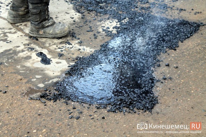 На улице Вичугской в Кинешме начали заливать ямы литым асфальтом фото 11