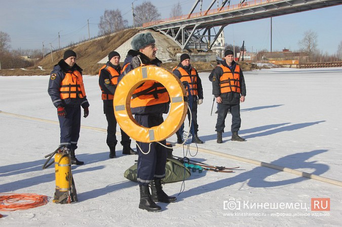 На Кинешемке прошли учения по спасению провалившегося под лед человека фото 4
