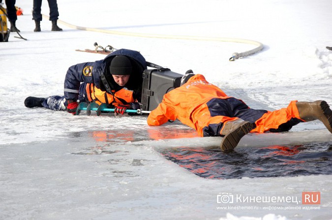На Кинешемке прошли учения по спасению провалившегося под лед человека фото 13