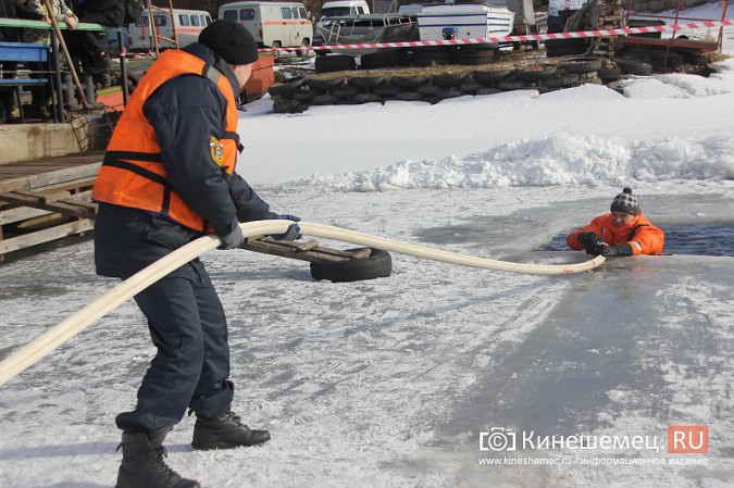 На Кинешемке прошли учения по спасению провалившегося под лед человека фото 12