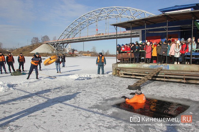 На Кинешемке прошли учения по спасению провалившегося под лед человека фото 5