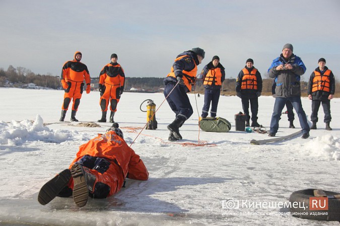 На Кинешемке прошли учения по спасению провалившегося под лед человека фото 7