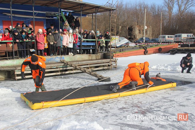 На Кинешемке прошли учения по спасению провалившегося под лед человека фото 8