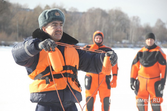 На Кинешемке прошли учения по спасению провалившегося под лед человека фото 6