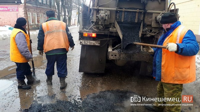 Кинешемские коммунальщики вынуждены разбрасывать литой асфальт прямо по лужам фото 4