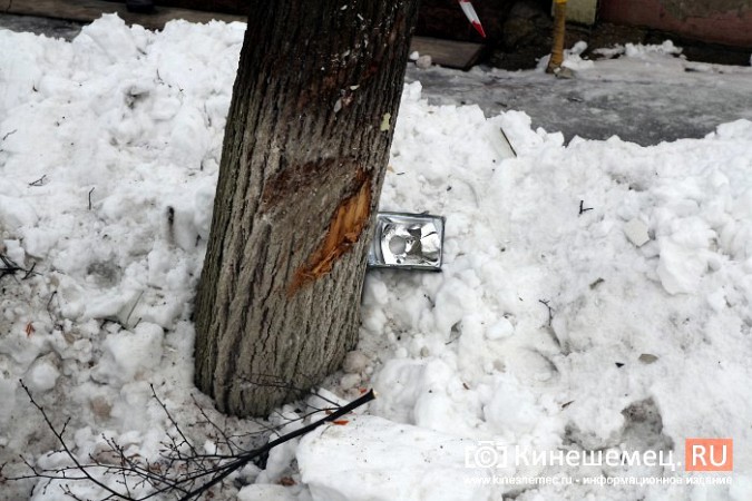 На обледеневшей дороге в центре Кинешмы минивэн снес фонарный столб фото 6