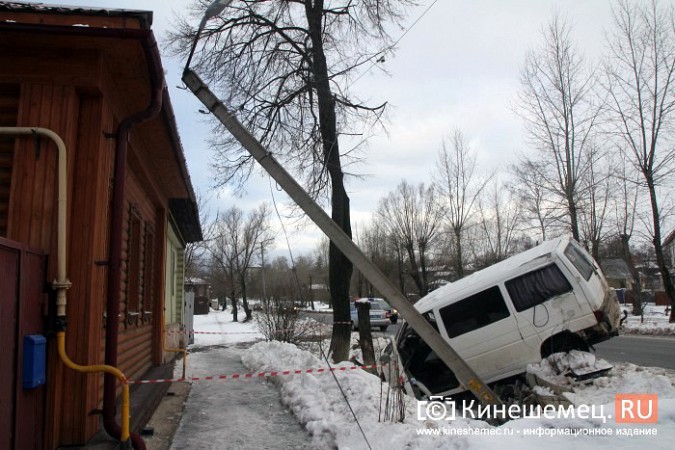 На обледеневшей дороге в центре Кинешмы минивэн снес фонарный столб фото 8