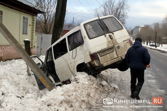 На обледеневшей дороге в центре Кинешмы минивэн снес фонарный столб фото 2