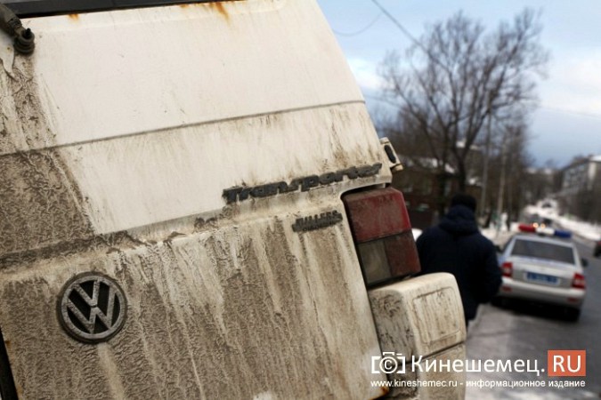 На обледеневшей дороге в центре Кинешмы минивэн снес фонарный столб фото 10