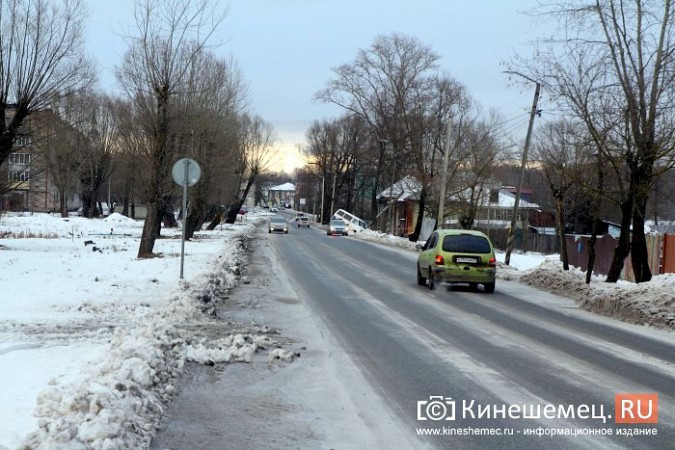На обледеневшей дороге в центре Кинешмы минивэн снес фонарный столб фото 3