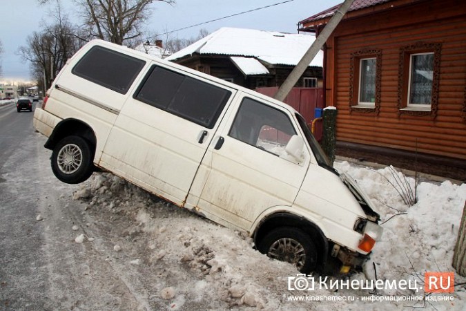 На обледеневшей дороге в центре Кинешмы минивэн снес фонарный столб фото 5