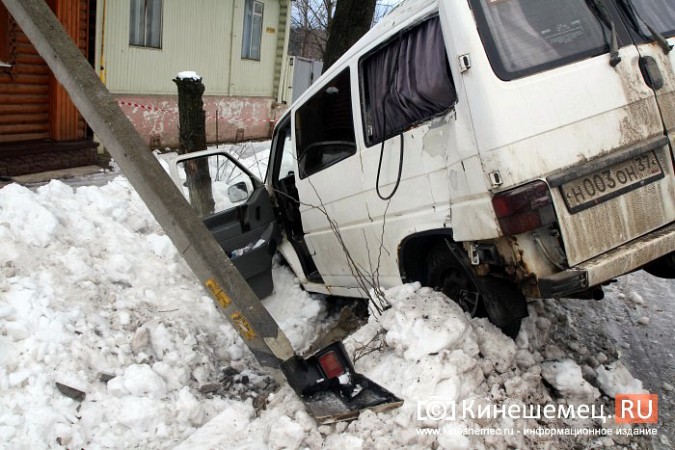 На обледеневшей дороге в центре Кинешмы минивэн снес фонарный столб фото 11