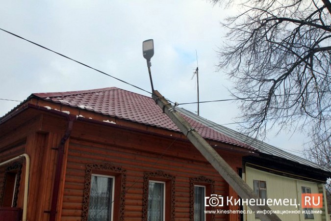 На обледеневшей дороге в центре Кинешмы минивэн снес фонарный столб фото 7