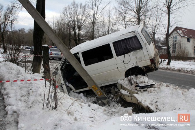 На обледеневшей дороге в центре Кинешмы минивэн снес фонарный столб фото 9