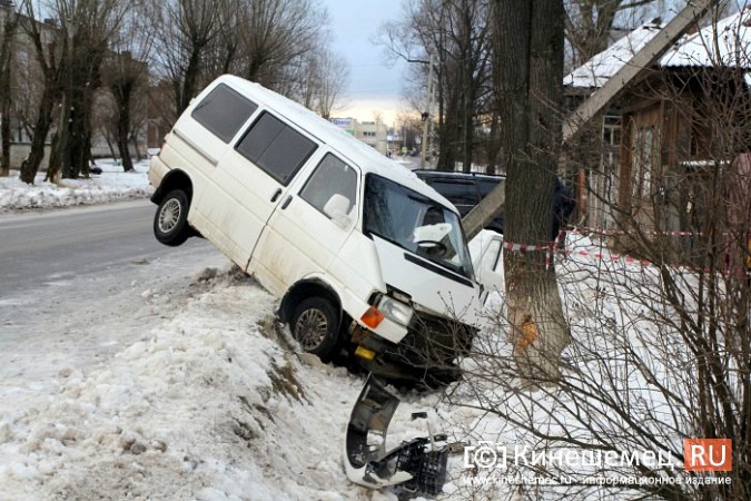 На обледеневшей дороге в центре Кинешмы минивэн снес фонарный столб фото 4