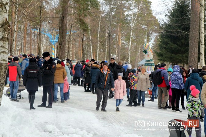 В центральном парке Кинешмы провожали зиму, которой не было фото 15