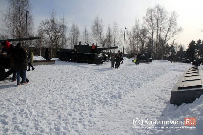 В центральном парке Кинешмы провожали зиму, которой не было фото 4