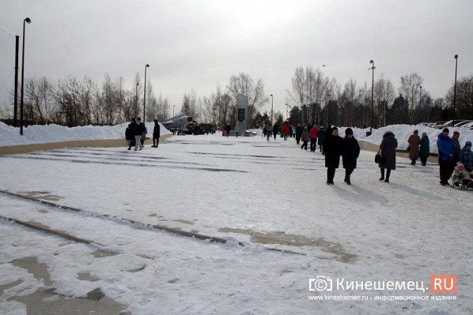 На Масленицу у реконструированного парка Кинешмы случился транспортный коллапс фото 6