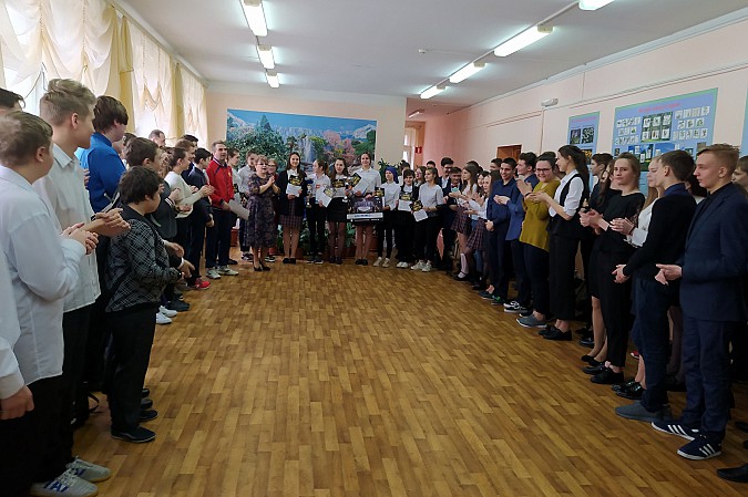 В школе №18 торжественно проводили «Феникс» на финал ЦФО лиги «КЭС - БАСКЕТ» фото 2