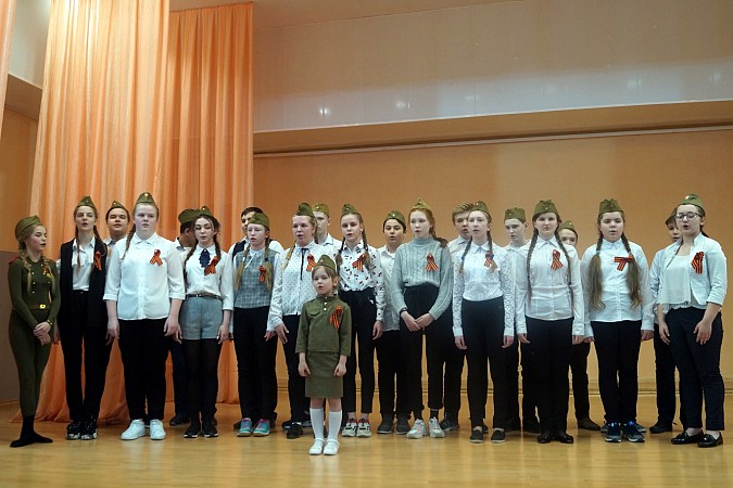В школе №8 в честь 75-летия Победы устроили битву хоров фото 2