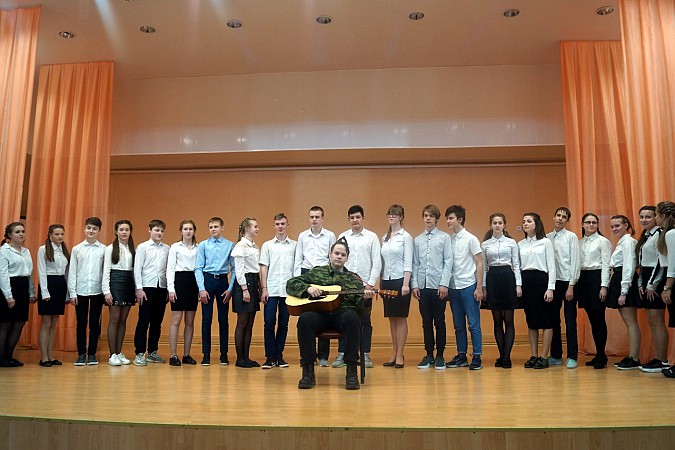 В школе №8 в честь 75-летия Победы устроили битву хоров фото 5